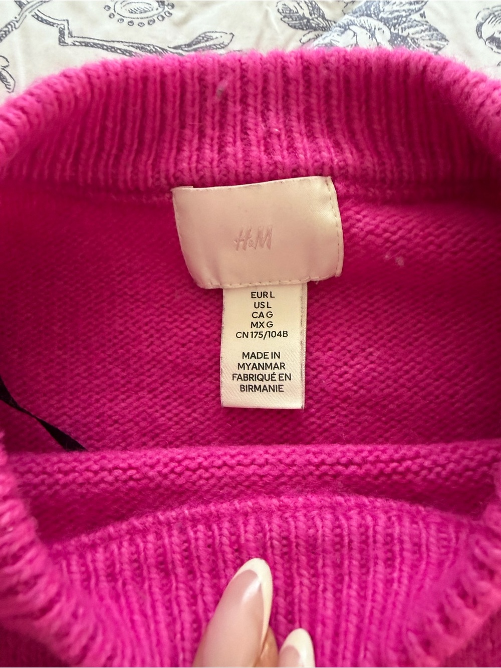 H&M Bright Pink Crewneck Sweater with "Couleurs" Embroidery (5) - Picture 3 of 5